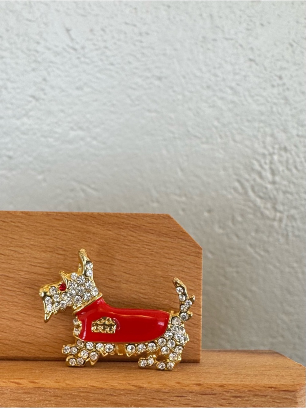 Brooch - Scottie Dog. Gold Tone with Red Enamel and Clear Rhinestones. Like New! - Picture 8 of 11